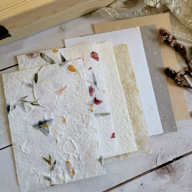 Carta di riso con petali vintage realizzata a mano